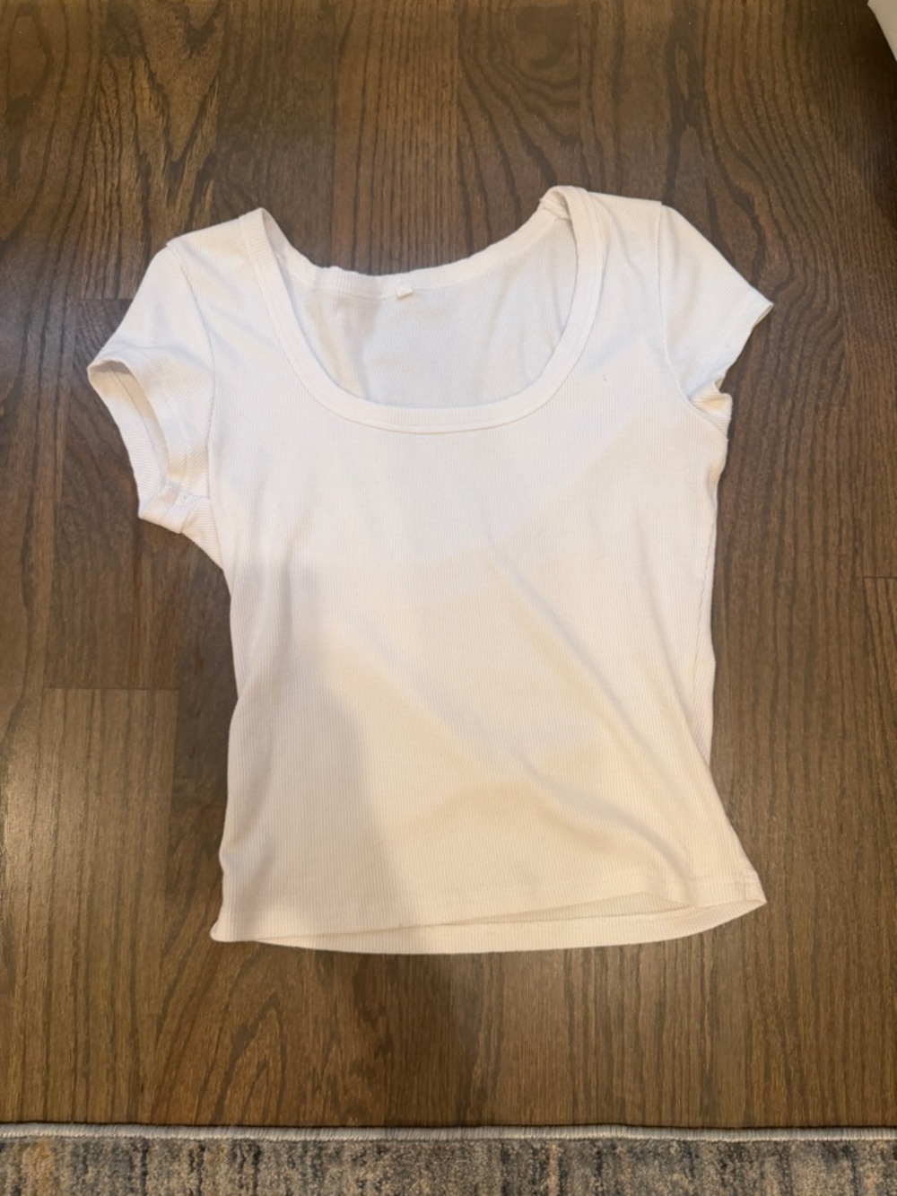 AMAZON Women’s White Scoop Neck Short Sleeve Top